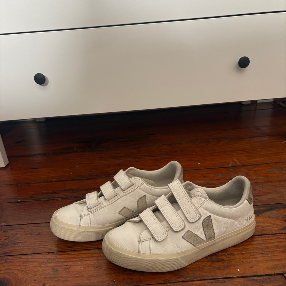 Veja Recife Logo Leather Sneaker